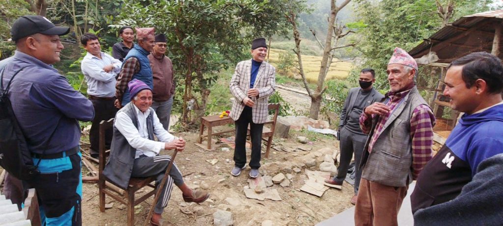 गाउँबासीसँग बाबुरामको गफगाफ, ‘केही पर्दा प्रचण्डलाई भेट्न गाह्रो छैन, म छु नि’