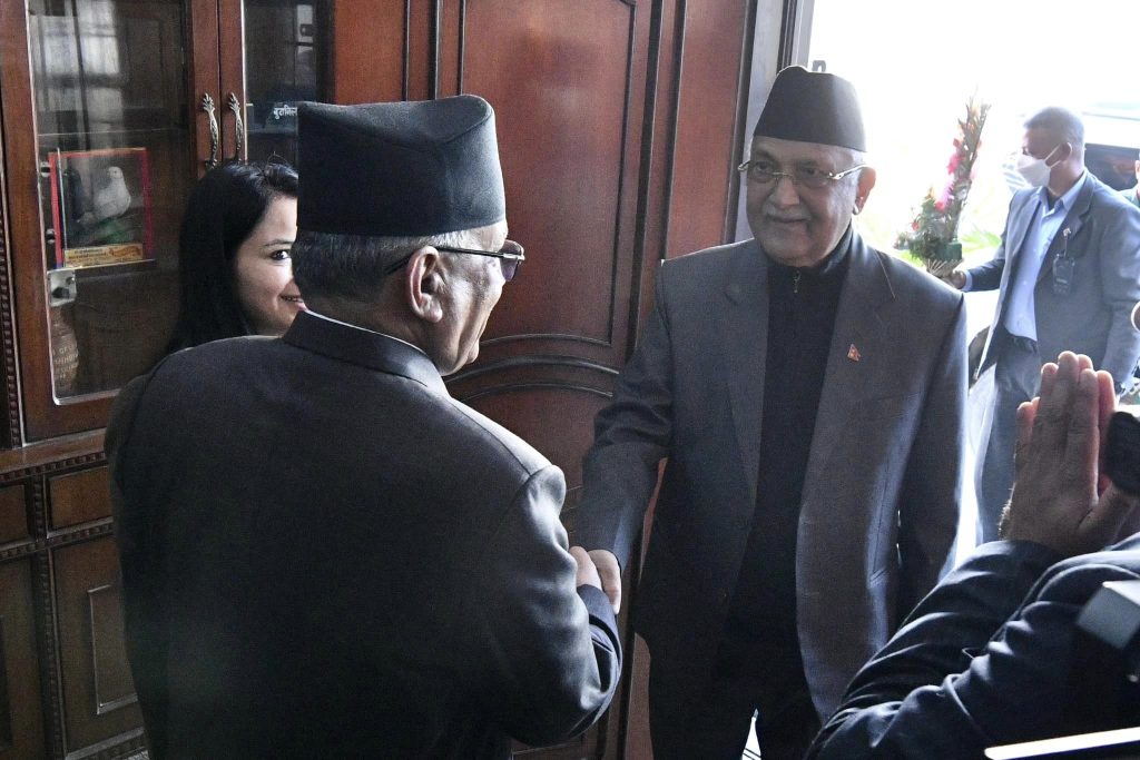 खुमलटार जाँदै ओली, माधव नेपाललाई पनि बोलाइयो