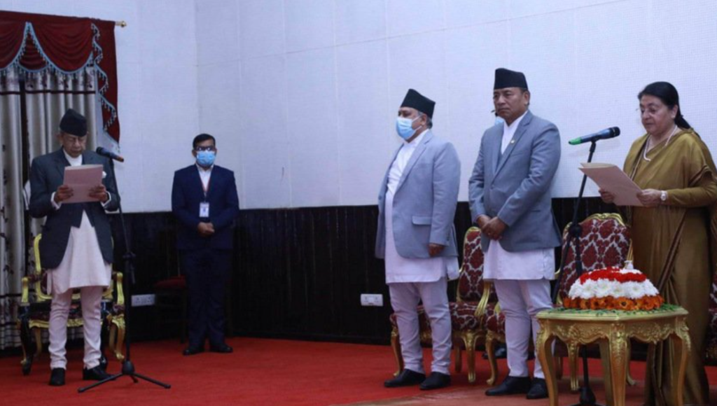ज्येष्ठ सदस्य पशुपति शमशेरले लिए शपथ