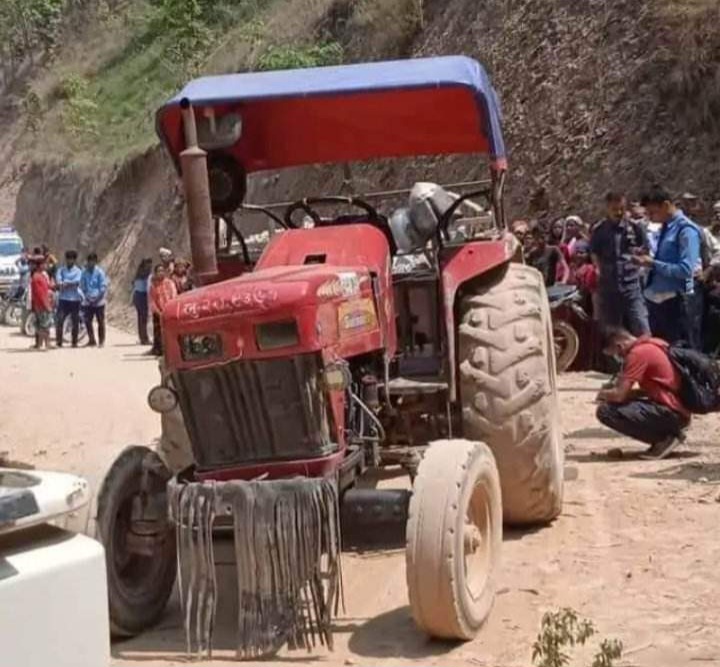 धुर्काेटमा ट्याक्टरबाट लडेर एककाे मृत्यु