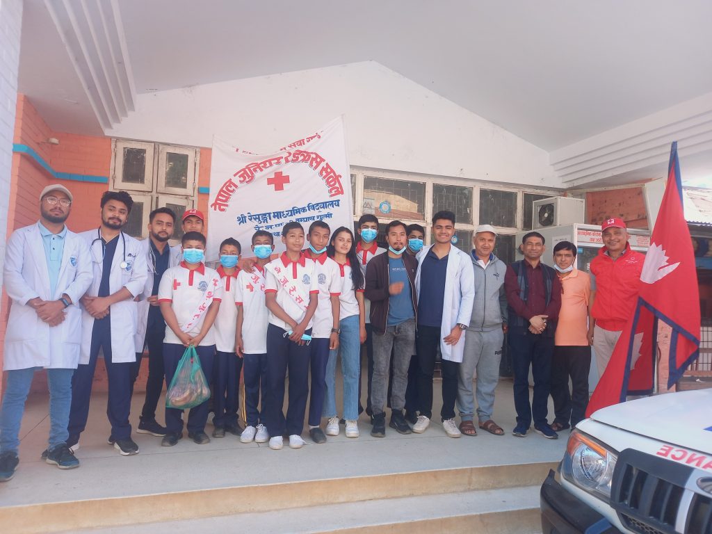 विश्व रेडक्रस दिवसको अबसरमा  जुनियर रेडक्रस सरकल द्धारा  जिल्ला अस्पतालमा रहेका बिरामीहरुलाई फलफुल बितरण ।