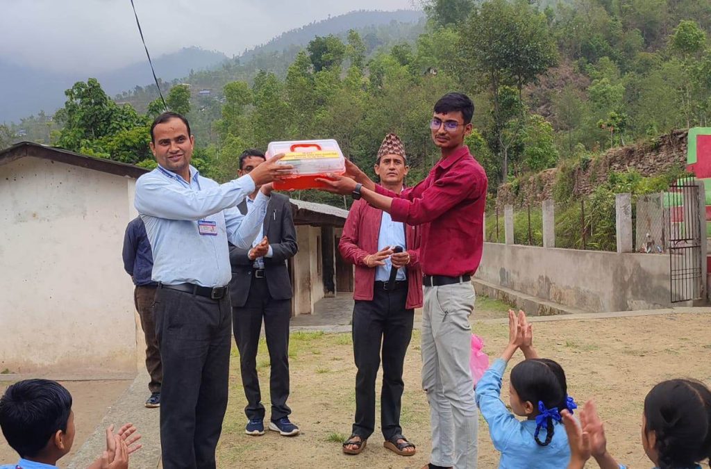 जन्मदिनको अवसरमा फजुल  खर्च कटायर पुर्व विधालयमा खेलकुद सामाग्रि हस्तान्तरण