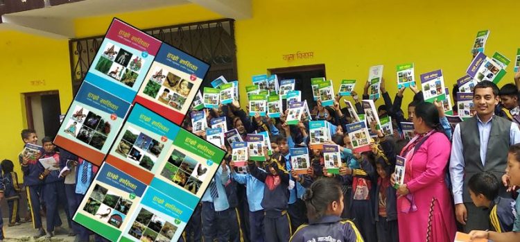 बिद्यार्थीको हातहातमा ‘हाम्रो मालिका’