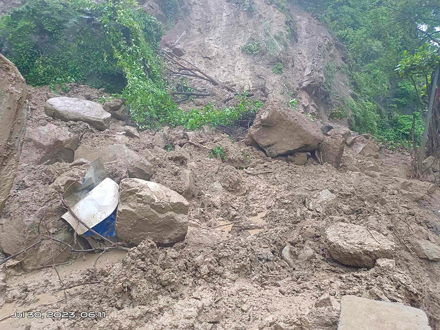 निर्माणाधीन सिद्धबाबा सुरुङमार्गको माथिल्लो भागबाट पहिरो खसेपछि सिद्धार्थ राजमार्ग अवरुद्ध भएको छ ।