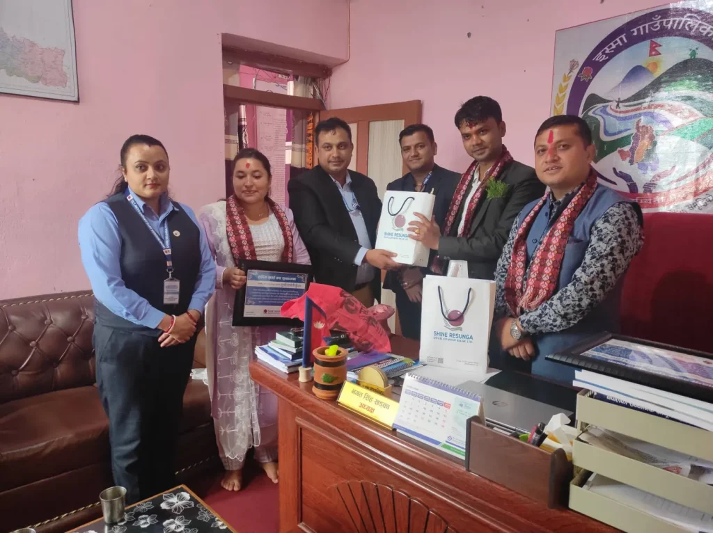 शाइन रेसुङ्गा बैंक सिमलटारी शाखा द्वारा इस्माका जनप्रतिनिधिलाई शुभकामना संगै माया चिनो प्रदान