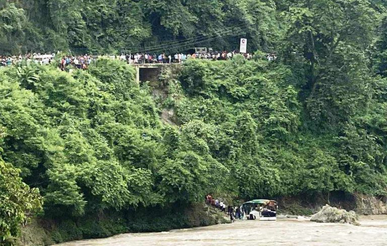 धादिङ बस दुर्घटना : ज्यान गुमाएका ८ मध्ये ४ जनाकाे परिचय खुल्याे