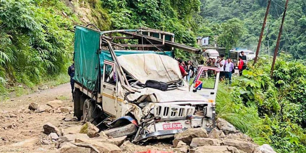 सिद्धबाबामा गुडिरहेको जिपमाथि ढुंगा खस्दा तीनजना घाइते